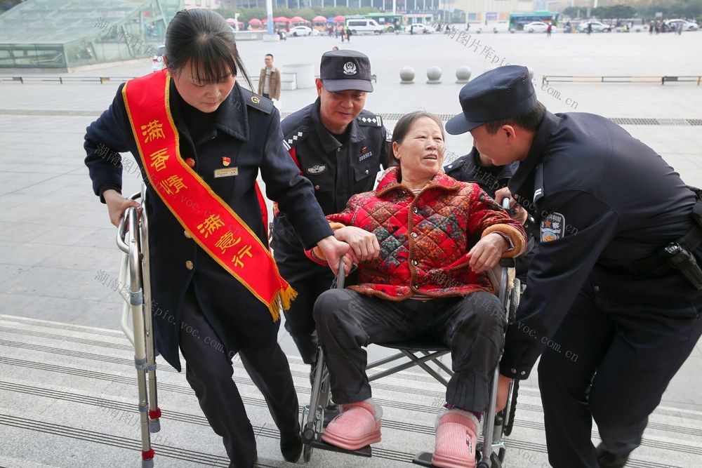  怀铁民警热情帮助残疾旅客