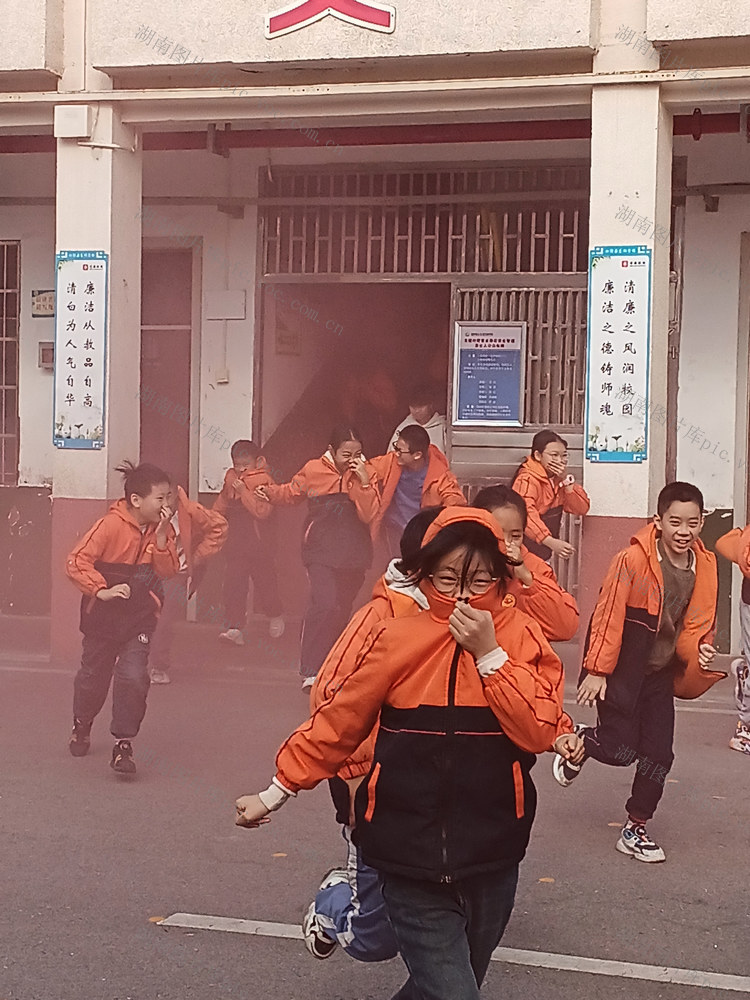 千余名师生参与消防冬季消防演练 
