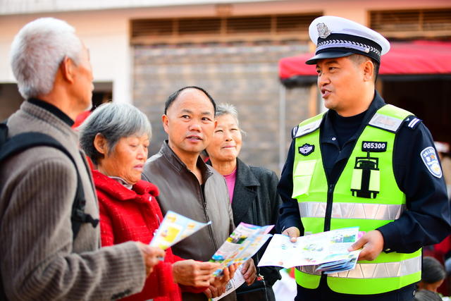 全国交通安全日 民警 集市 宣传