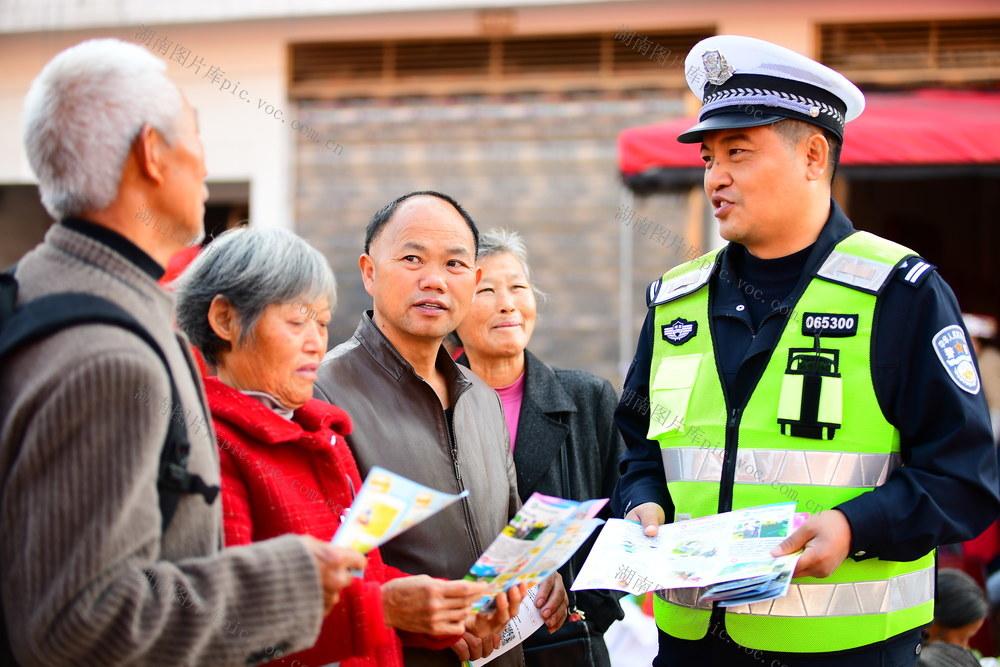 全国交通安全日 民警 集市 宣传