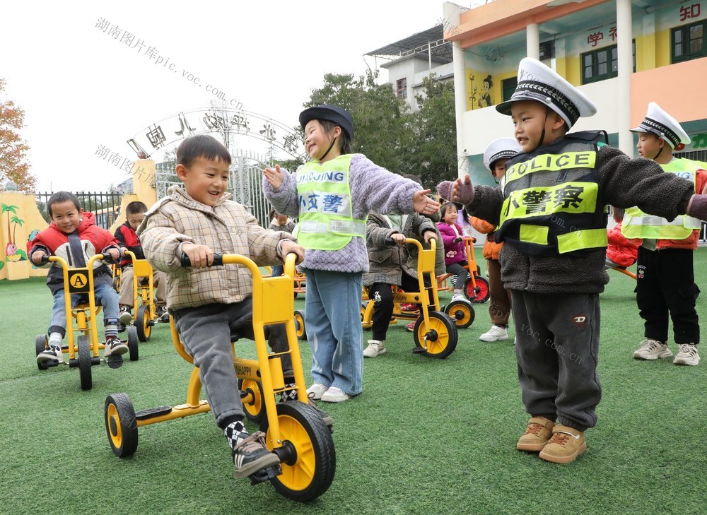      交通宣传进校园       安全知识伴成长
