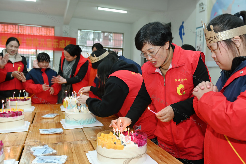 爱心妈妈 儿童 特殊儿童 教育 特教学校 公益活动 志愿者  爱心人士 妇女  生日