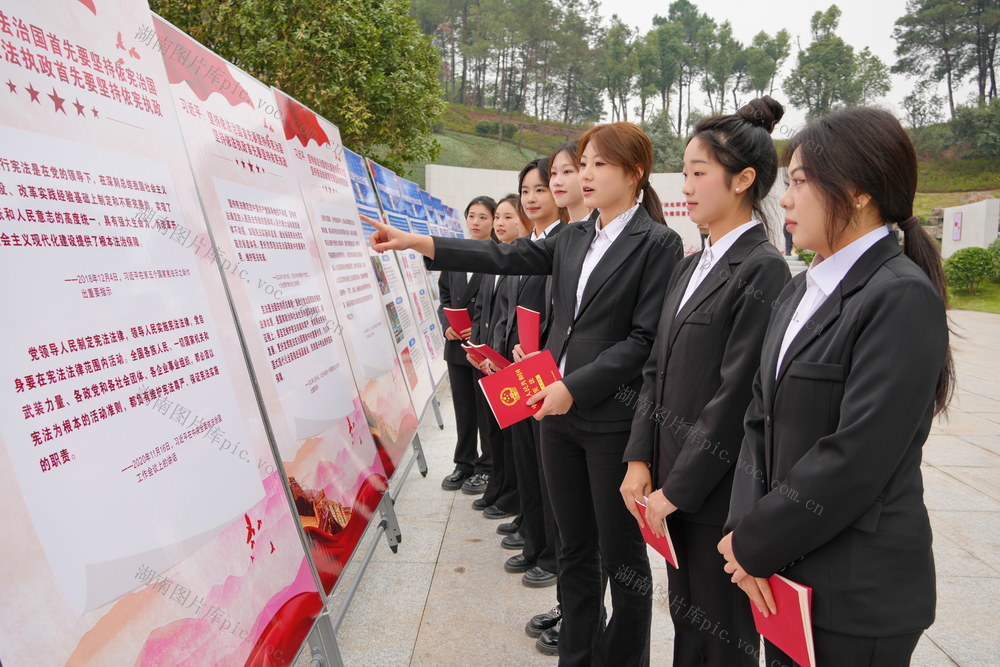 庄严，宣誓，宣读条文、参观展板