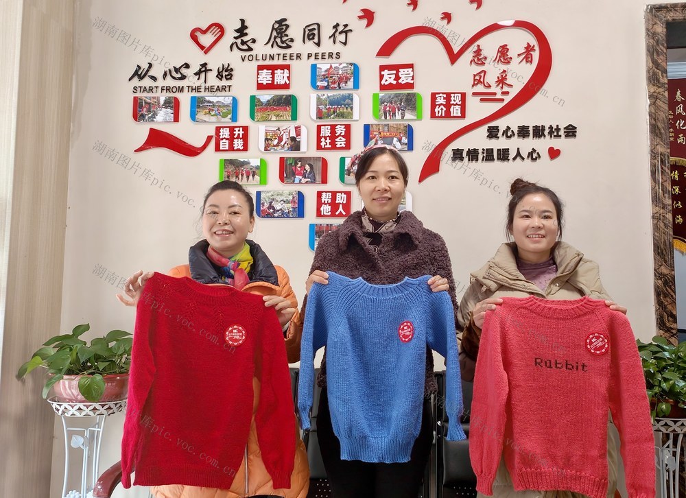 巧手编织爱心 针线传递温暖
