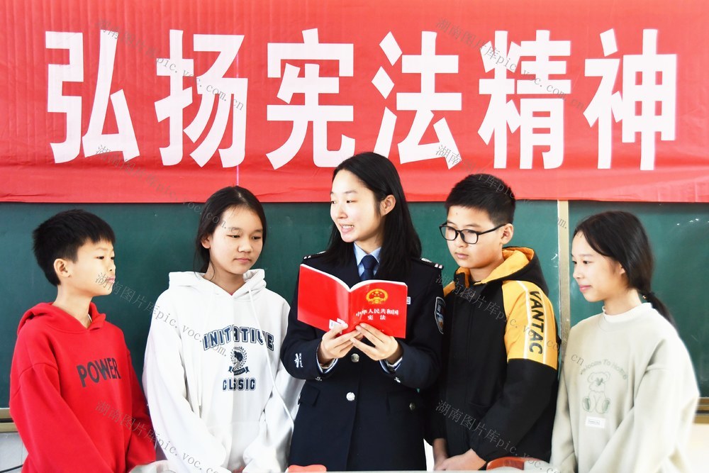 大力弘扬宪法精神