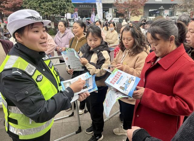 交警宣传进集市
