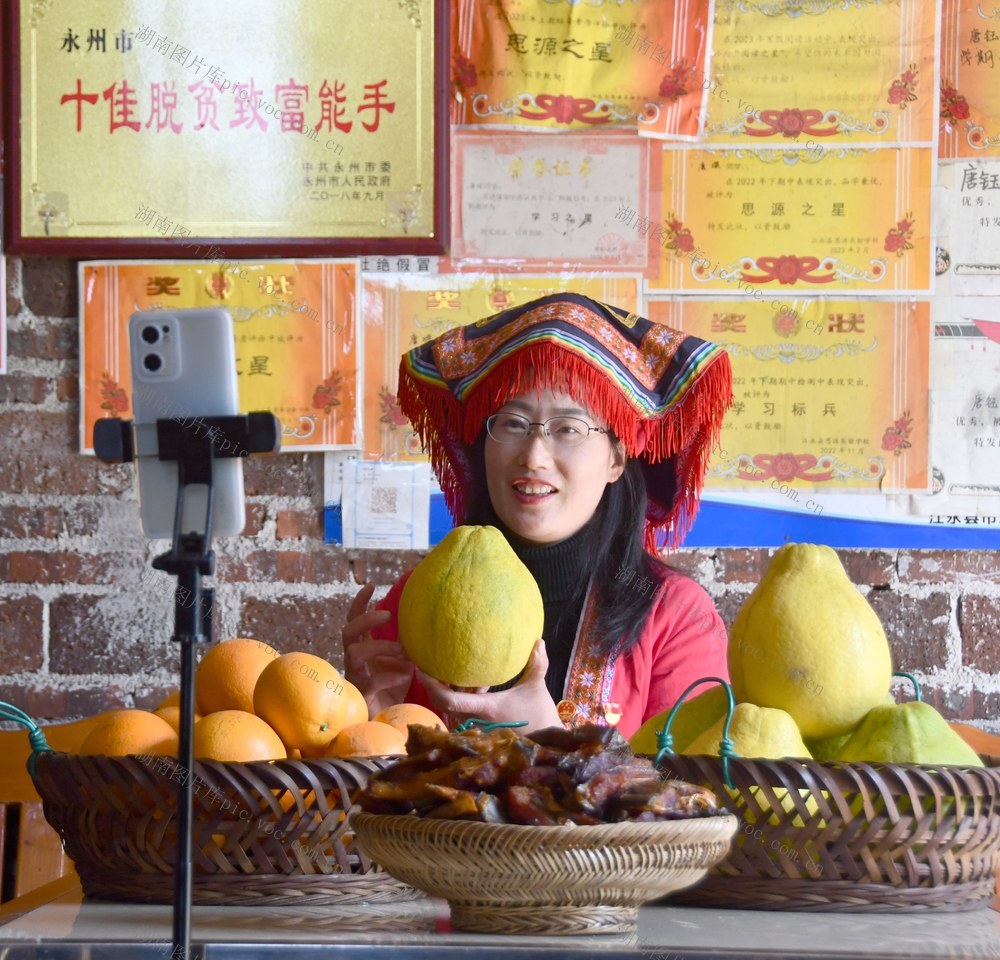 “云端”集市卖特产  直播带货增收忙