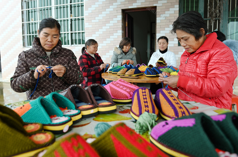 留守妇女 手工艺品 毛线 鞋 编织 农闲人不闲 市场 增收 家门囗创收 农村