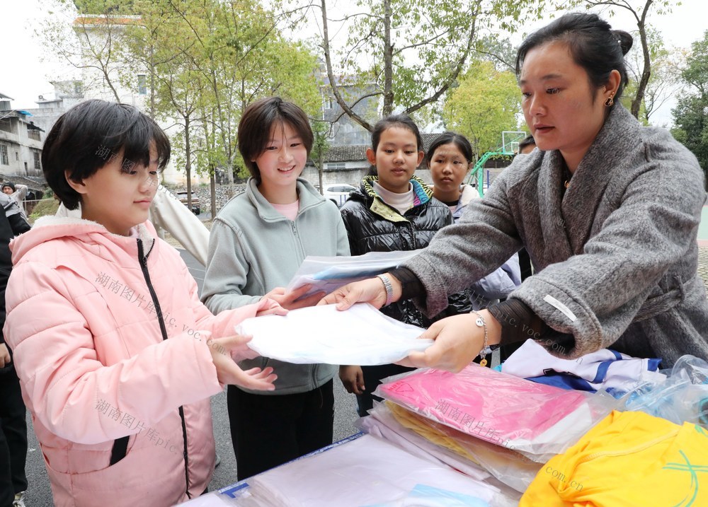   寒冬送温暖情系留山区学子
