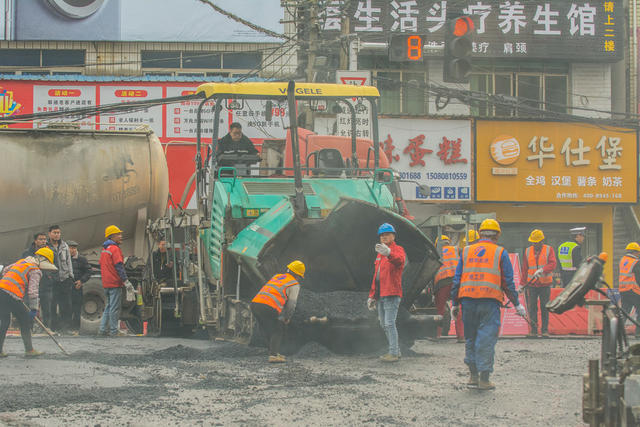 X019 杏子铺镇香杏公路炒砂铺油。