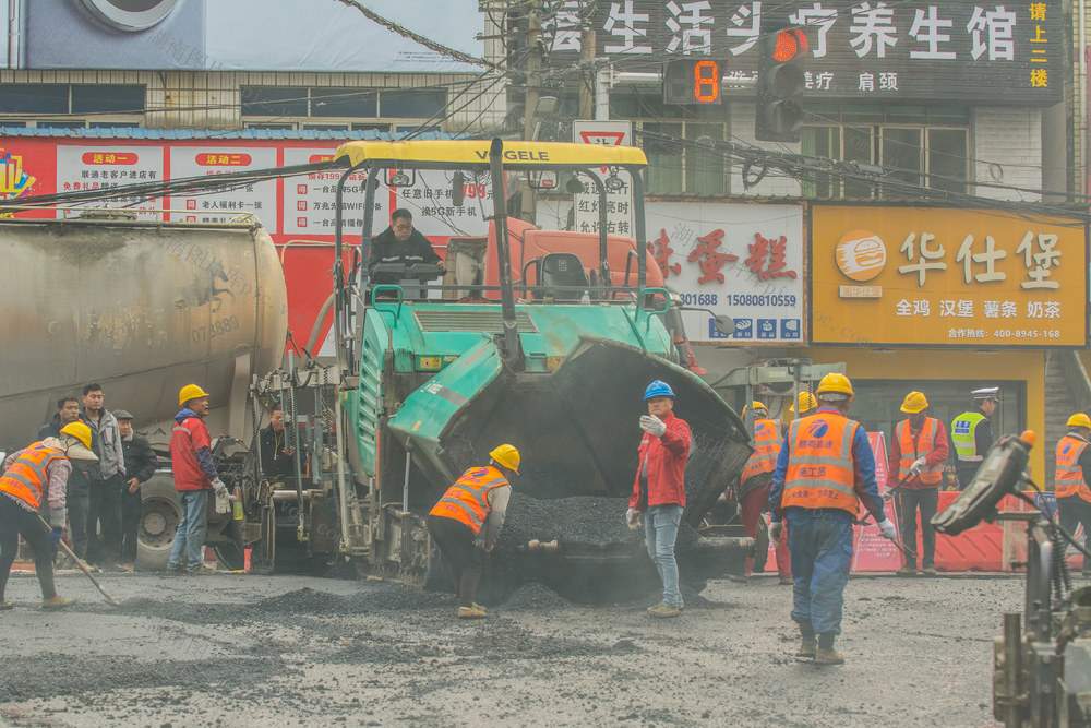 X019 杏子铺镇香杏公路炒砂铺油。