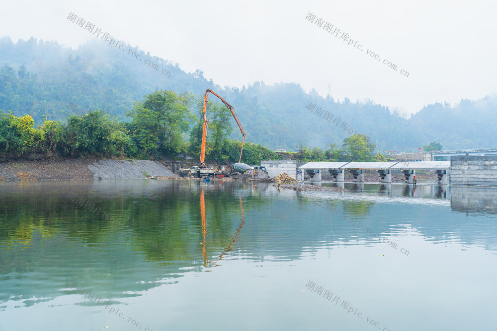 吉首市河溪镇黄泥滩水电站提质升级改造项目在有序进行  改造项目完成后将对当地绿色电力发展和生态环境优化有着积极意义