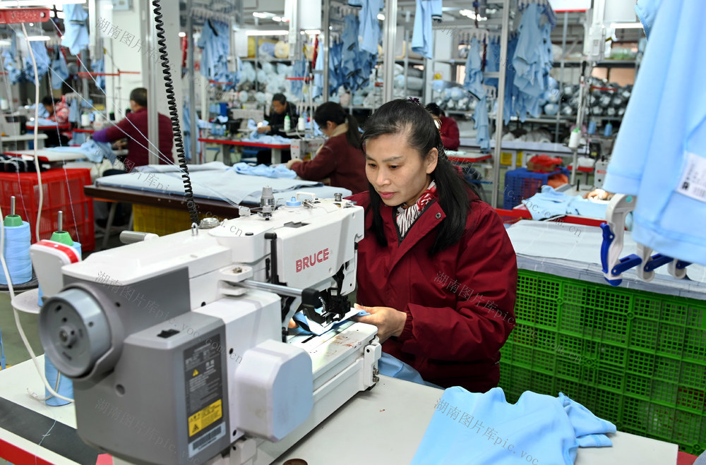 传统产业  转型升级 服装 企业 订单产品 科技创新 智能生产线 企业新活力 “老底子”企业  工业园  智能化 工业 经济 