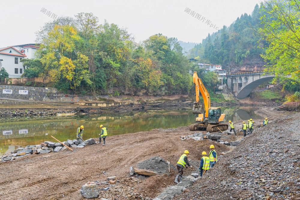 吉首市河溪镇张排村地处峒河与万溶江两河交汇  纳入环保项目有序推进  