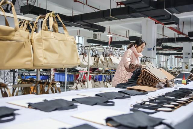企业 车间 生产 订单 海外 包袋 箱包 经济