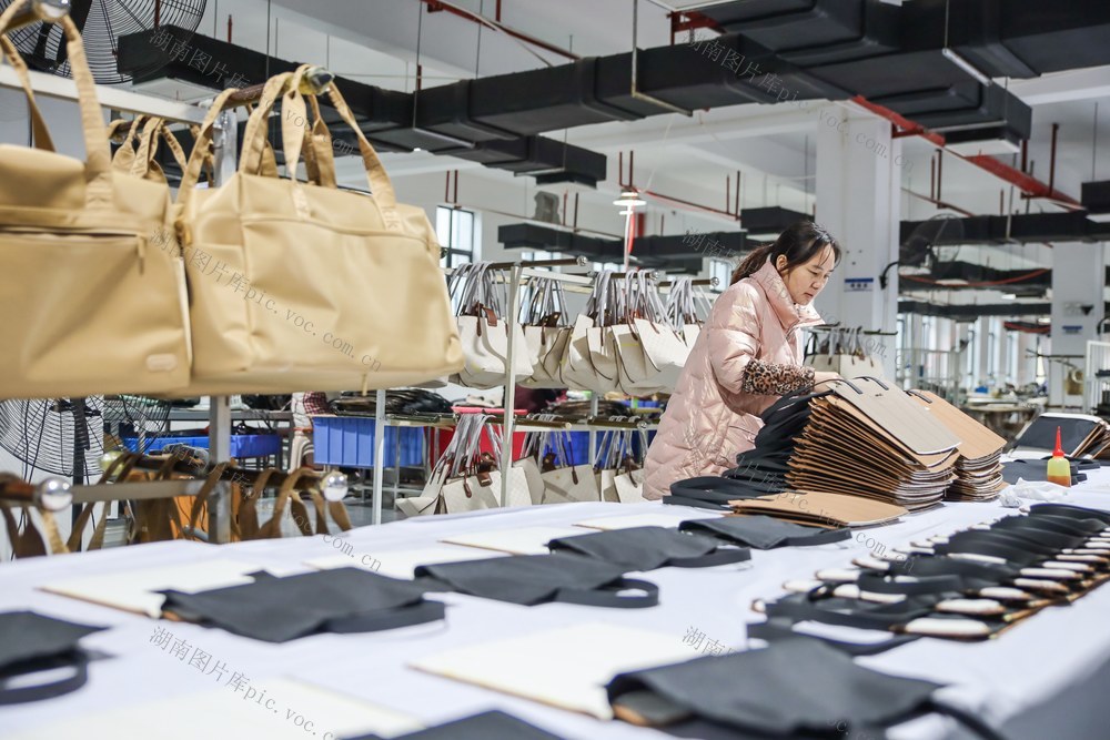 企业 车间 生产 订单 海外 包袋 箱包 经济