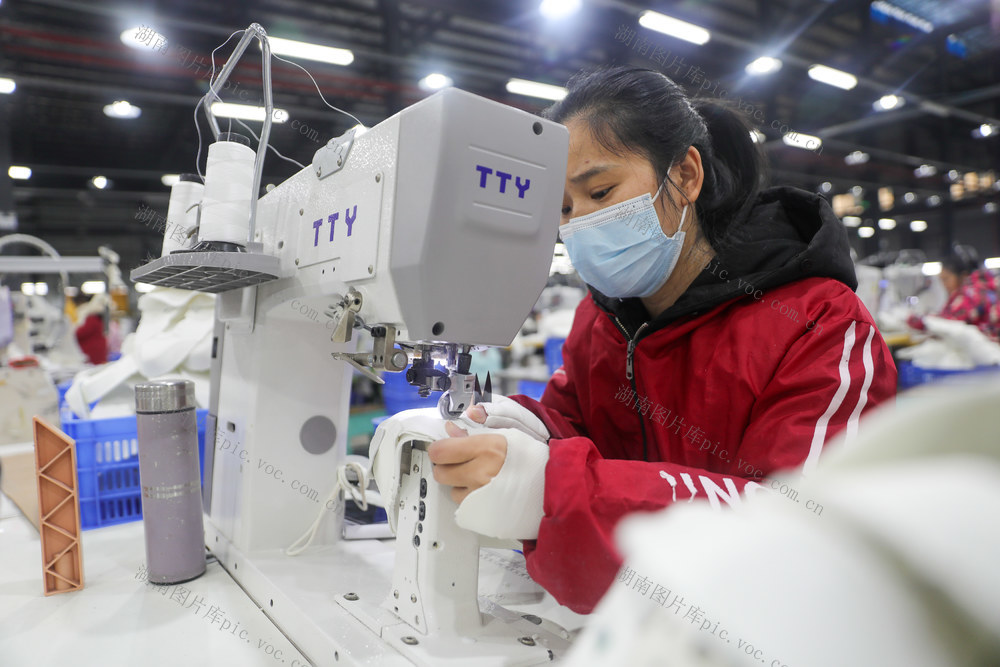 年关 企业生产 鞋子 