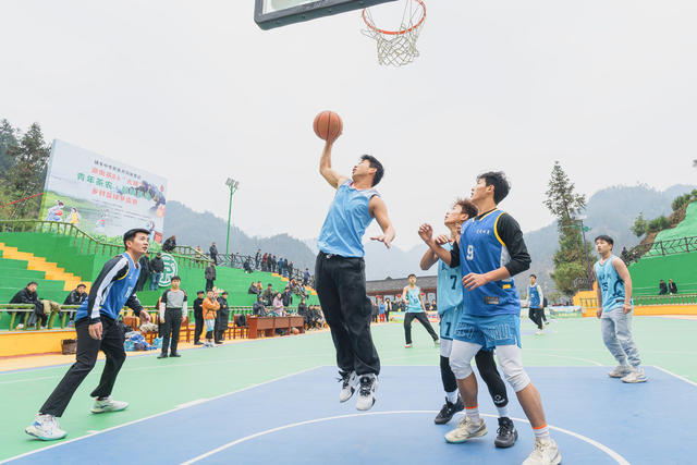 湖南茶BA乡村篮球青年茶农组争霸赛  保靖县吕洞山镇夯吉村火热开球