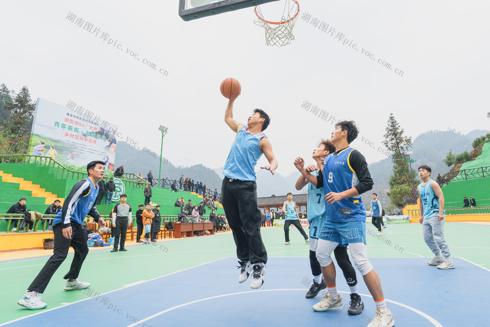 湖南茶BA乡村篮球青年茶农组争霸赛  保靖县吕洞山镇夯吉村火热开球