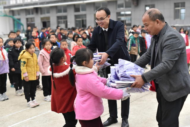 爱心助学 捐赠校服