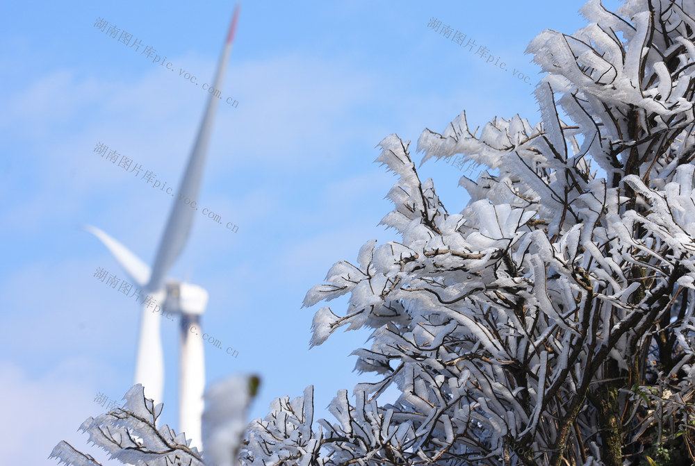 临武：通天山上冰挂美
