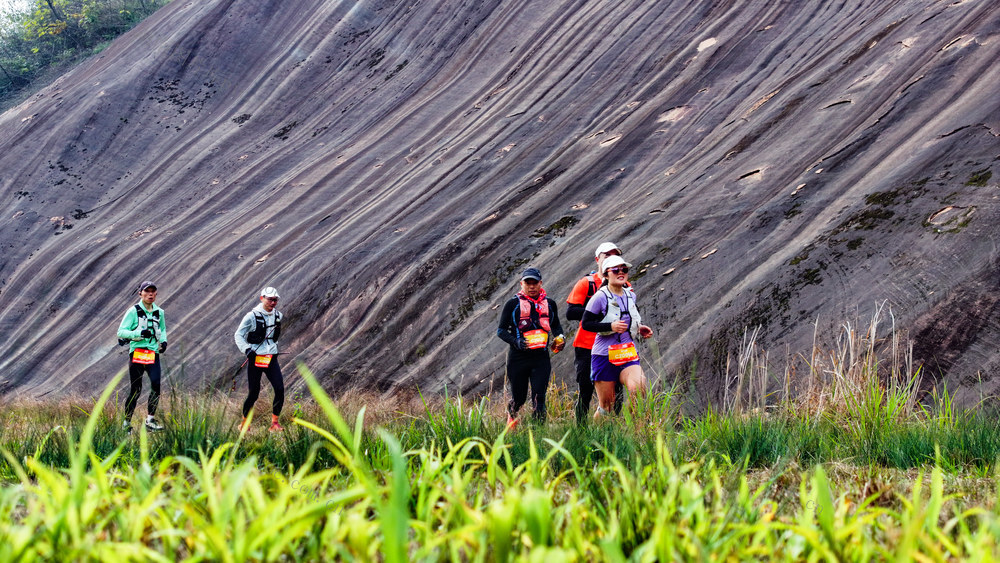 湖南  郴州 飞天山  百里丹霞 
   徒步  越野赛   苏仙区  飞天山国家地质公园 