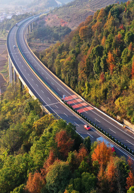 蓝山：路畅景美