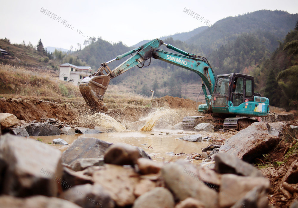 修水利  河堤  自力更生  集体经济   村民筹劳
