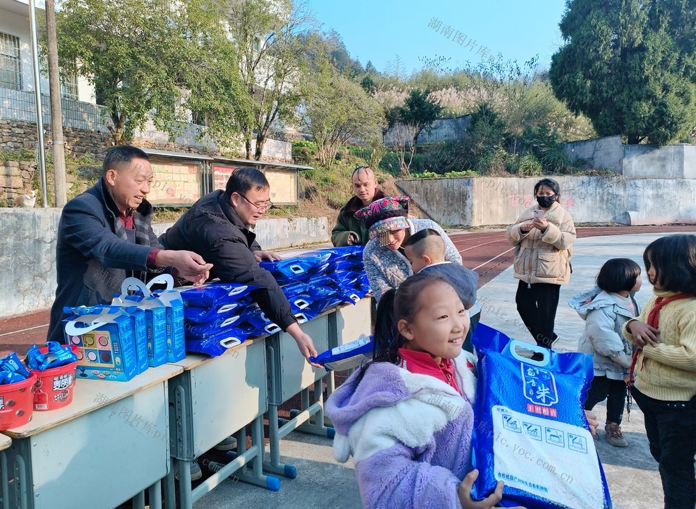   冬日情暖留守儿童