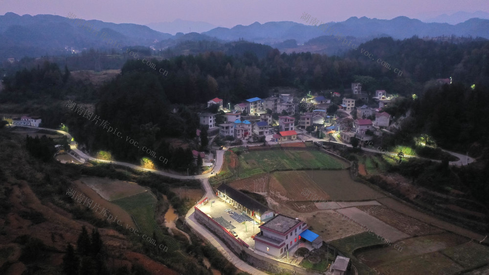 乡村振兴　亮化工程　太阳能路灯　山村　