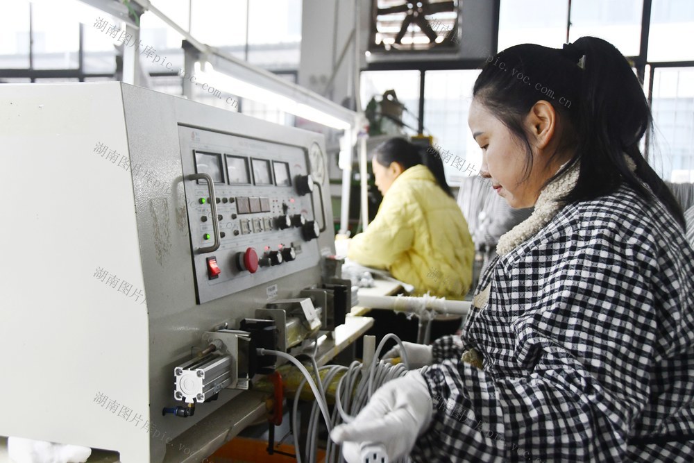 企业赶订单 冲刺全年红