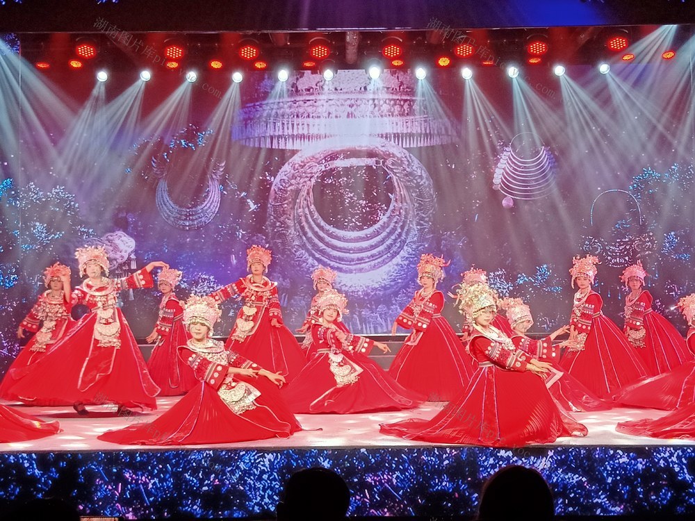 舞蹈精美 灯光炫耀 演员阵营强大  乾州古城 乾城非遗秀