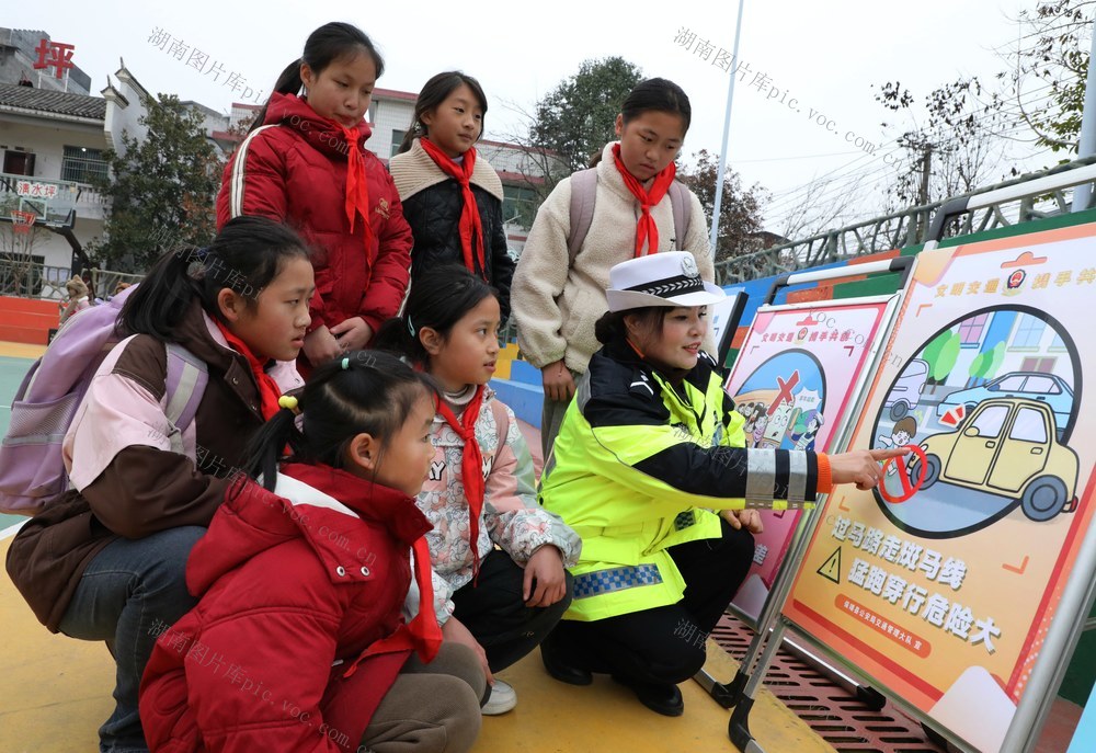  美丽乡村行    交警送安全