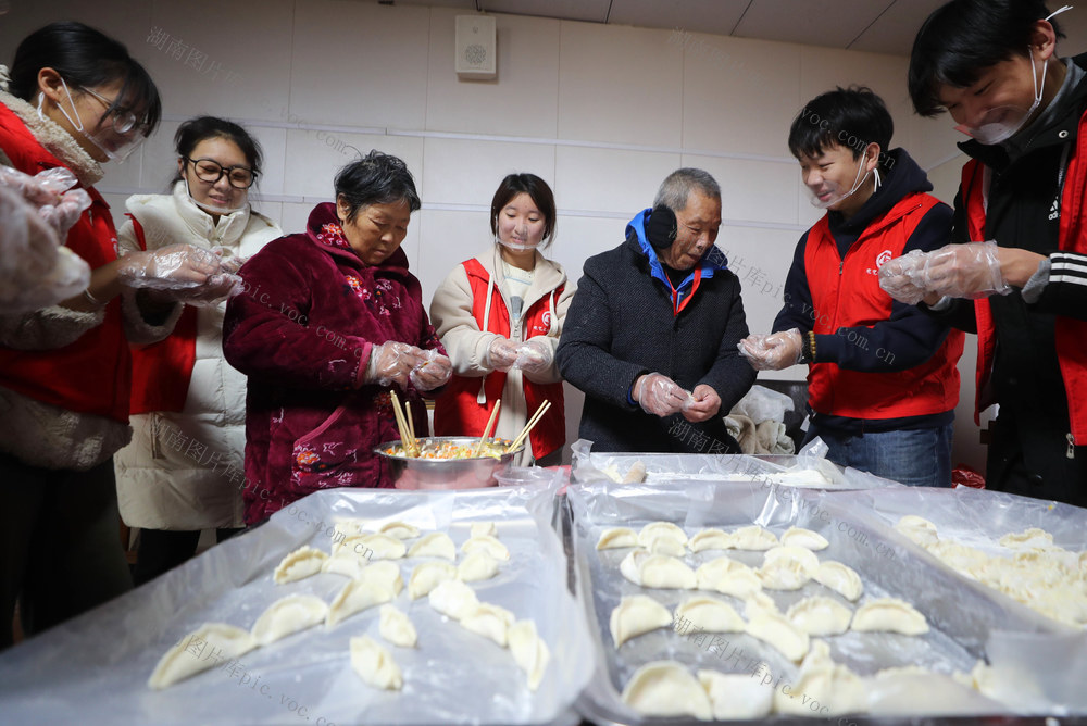 冬至 老人 包饺子