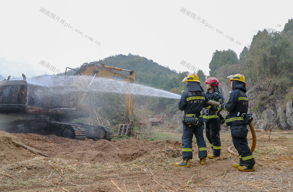 消防  救援  挖掘机  起火