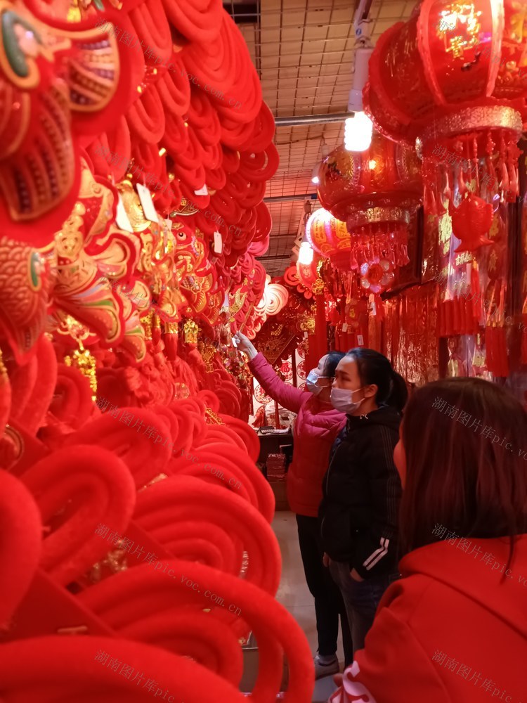 元旦临近红红灯笼年味浓琳琅满目的红灯笼等格外耀眼