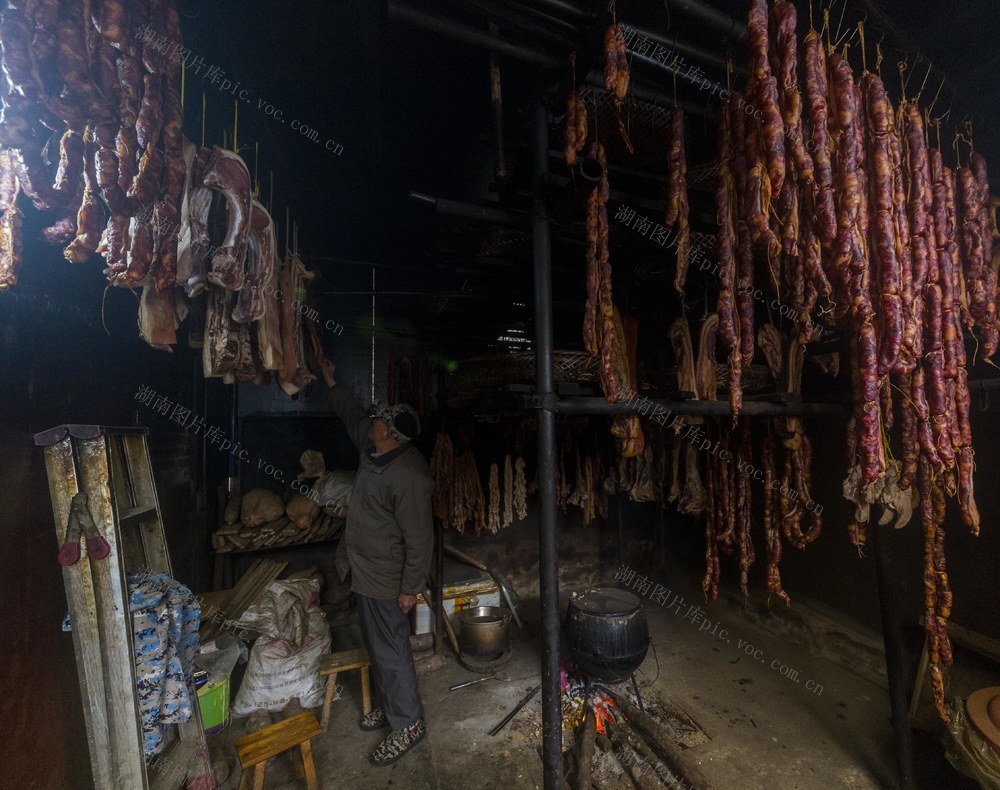 通道 农村 村民 烘烤 腊肉 飘香