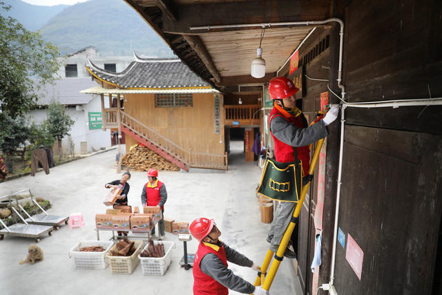 供电 护航 烟火