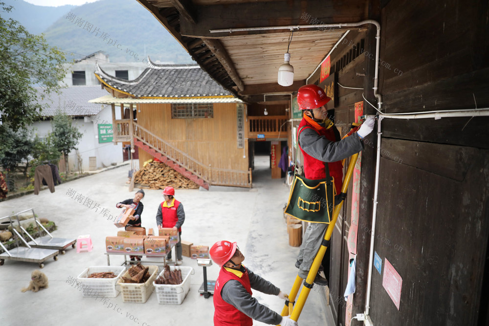 供电 护航 烟火