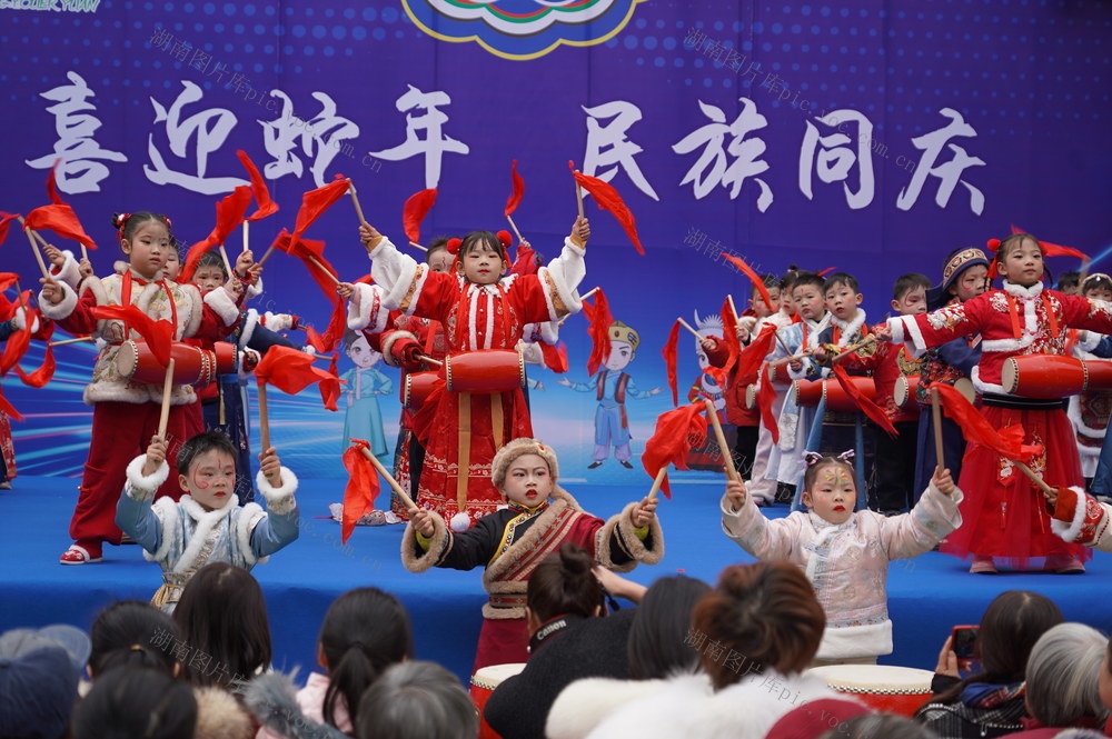 12月27日上午，湖南省隆回县华星幼儿园举行“喜迎蛇年.民族同庆”趣味亲子游园会活动，全体师生及家长参加。活动通过文艺表演、参观民族文化馆、新年集市、亲子互动游戏等环节，喜迎蛇年。身穿民族服装的孩子们给现场增添了吉祥、喜庆氛围，新年饰品集市让孩子们零距离感受、体验中国传统文化。
