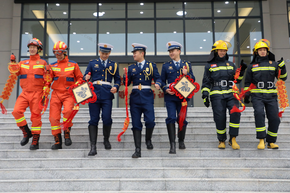 迎元旦、寻年味 中国结 平安福2025年元旦节