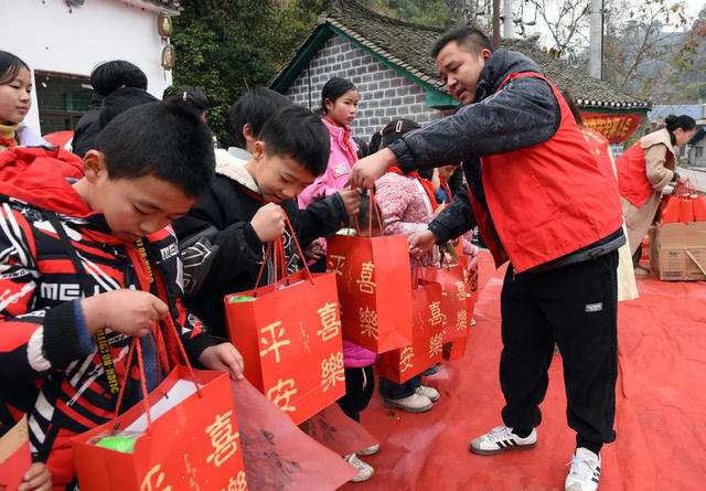 元旦 少年 儿童 书法 拓福 新年山村 民俗