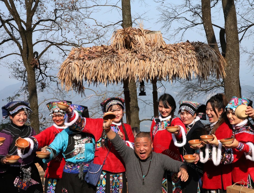   高山古村迎客来