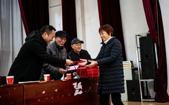 老年大学    结业典礼
专业   班级    