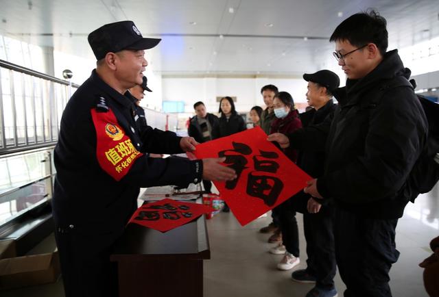 怀化铁警为旅客唱歌写福迎新年