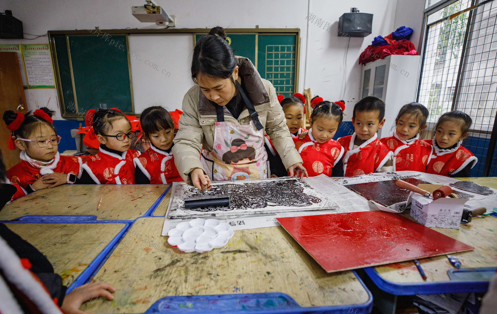 通道    小学生    木板   年画    新年    元旦