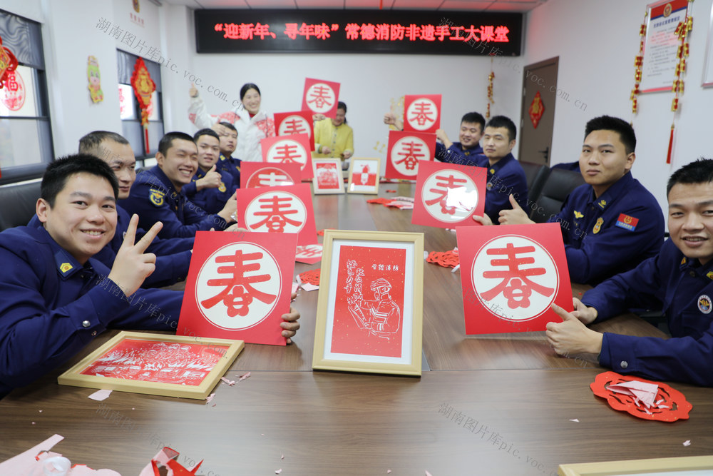 非遗大课堂 迎新年 画糖画 学剪纸 捏泥塑 非遗民俗文化 2025年元旦