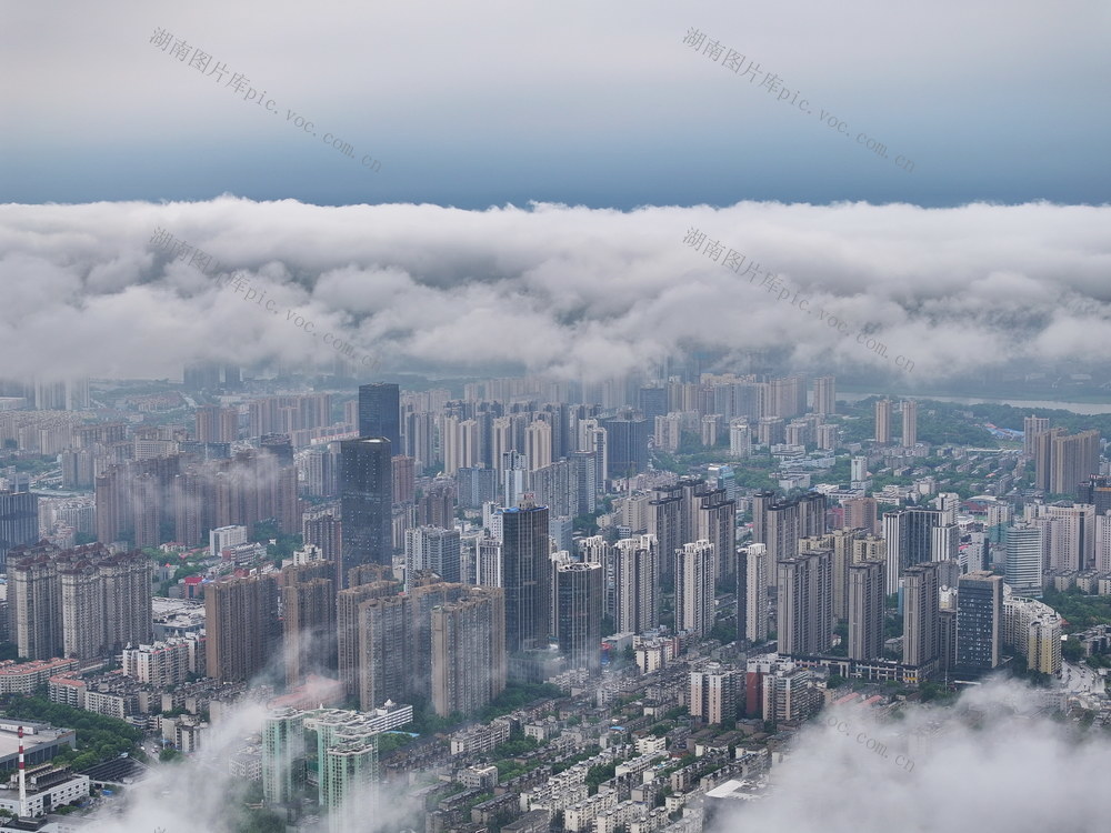 城市 大雨 暴雨 全景 云雾 