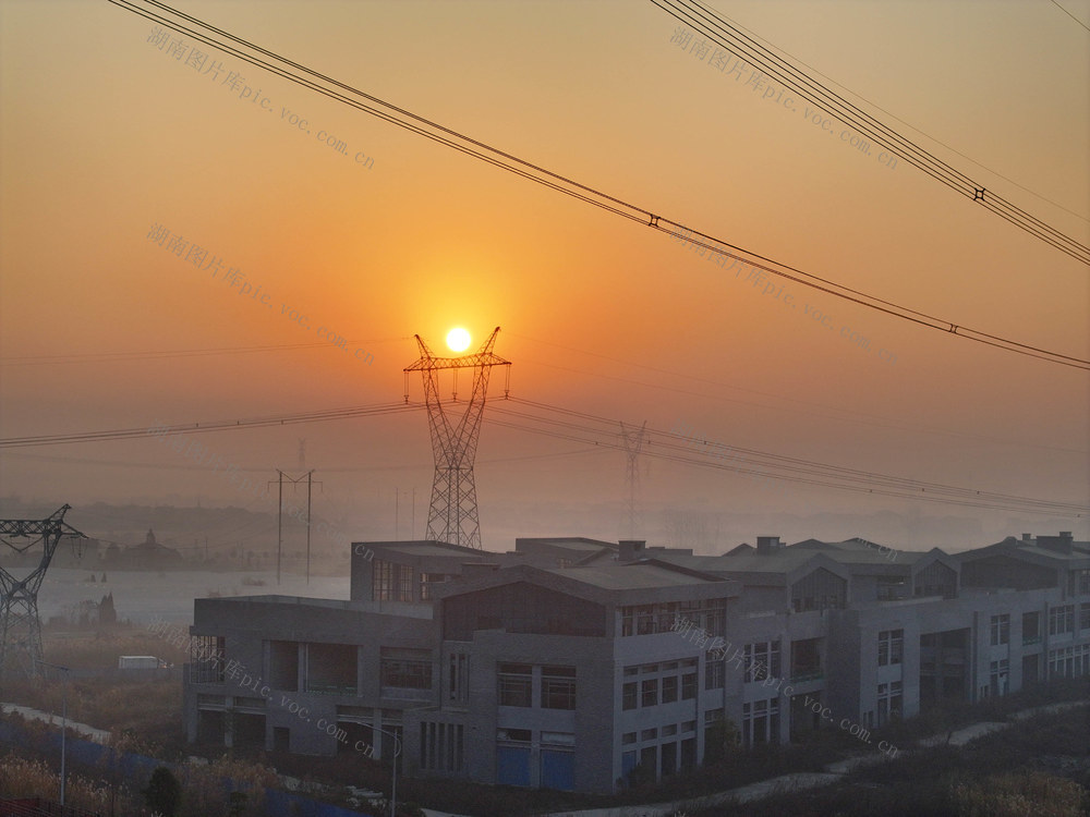 新年；第一天；朝阳；红霞；万物吉祥。