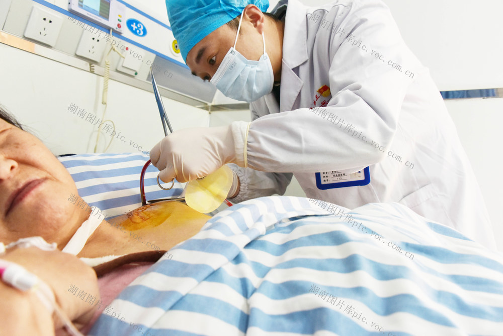 元旦佳节  医生  护士  坚守岗位 
 护佑健康